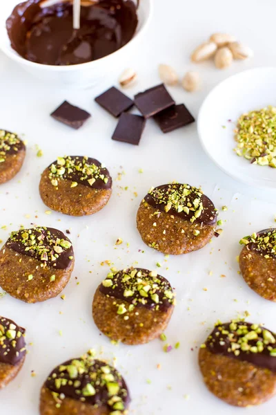 Vegan ve beyaz masa üzerinde ham fıstıklı kurabiye