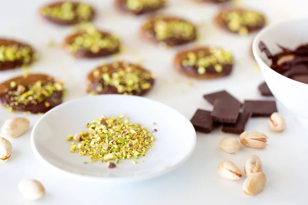 Biscotti vegani e crudi al pistacchio sul tavolo bianco — Foto Stock