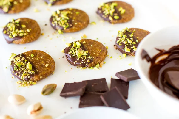 Biscoitos de pistache Vegan e cru na mesa branca — Fotografia de Stock