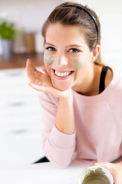 Young woman in her home kitchen eating breakfast — Stock Photo, Image