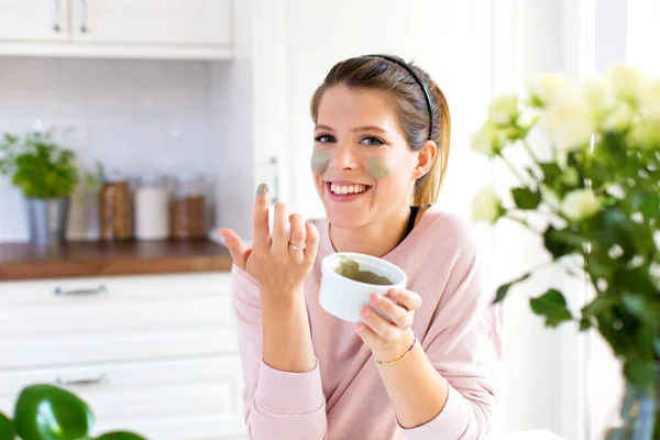 Young woman in her home kitchen eating breakfast — Stock Photo, Image