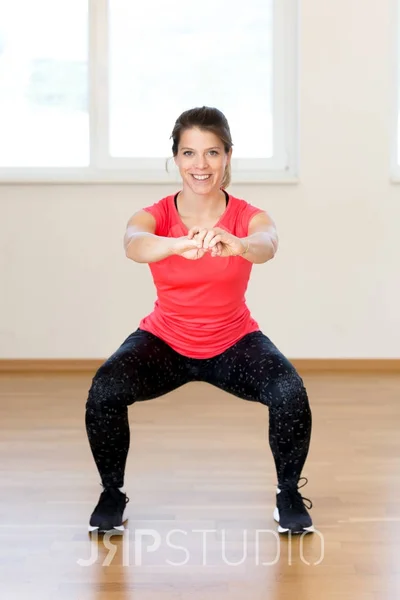 Mujer joven activa haciendo ejercicio — Foto de Stock