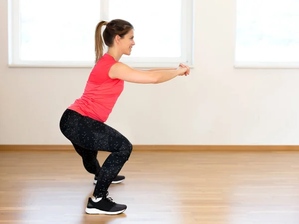 Mujer joven activa haciendo ejercicio —  Fotos de Stock