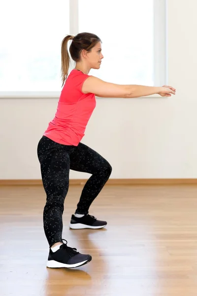 Mujer joven activa haciendo ejercicio —  Fotos de Stock