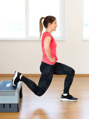 aktif genç kadın egzersiz 