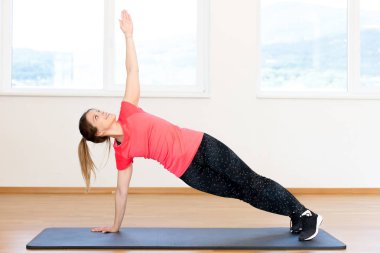 aktif genç kadın egzersiz 