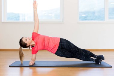 aktif genç kadın egzersiz 