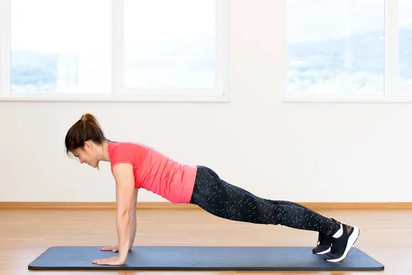 Active young woman exercising — Stock Photo, Image