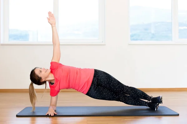 Active young woman exercising — Stock Photo, Image