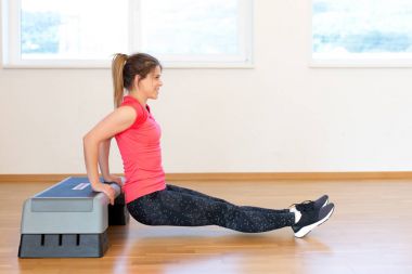 aktif genç kadın egzersiz 