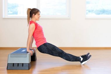 aktif genç kadın egzersiz 