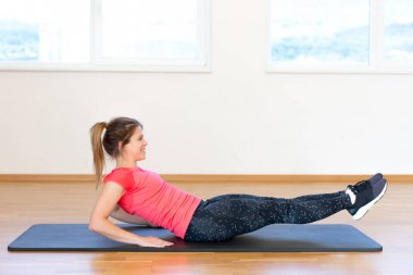 aktif genç kadın egzersiz 