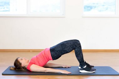 aktif genç kadın egzersiz 