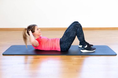 aktif genç kadın egzersiz 