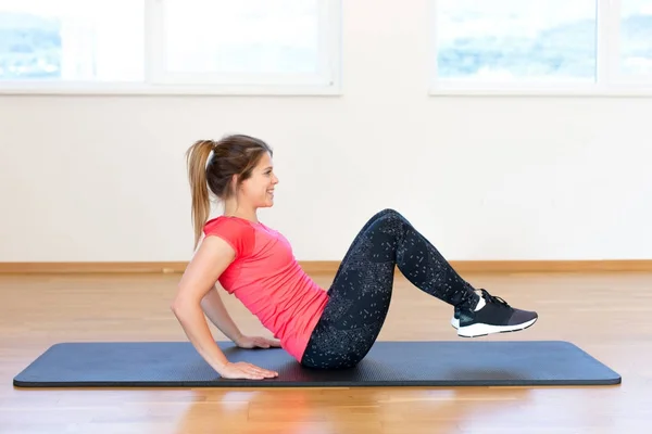 Active young woman exercising — Stock Photo, Image