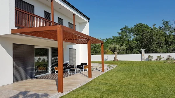 Pergola am Passivhaus — Stockfoto