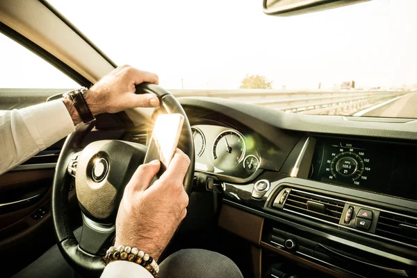 Adult male texting while driving — Stock Photo, Image