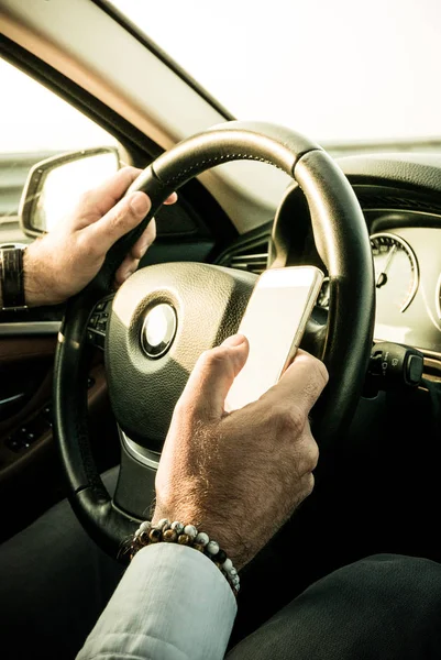 Adult male texting while driving — Stock Photo, Image