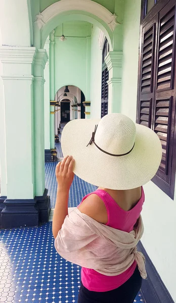นักท่องเที่ยวหญิงที่มีหมวกฟาง — ภาพถ่ายสต็อก