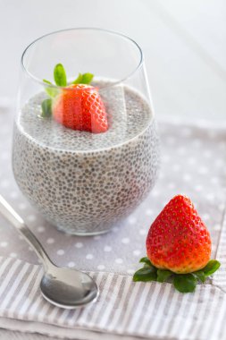 Chia badem süt puding meyve ile