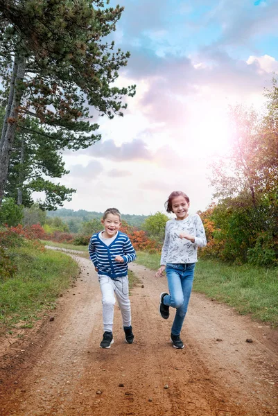 Malá sourozence běží — Stock fotografie