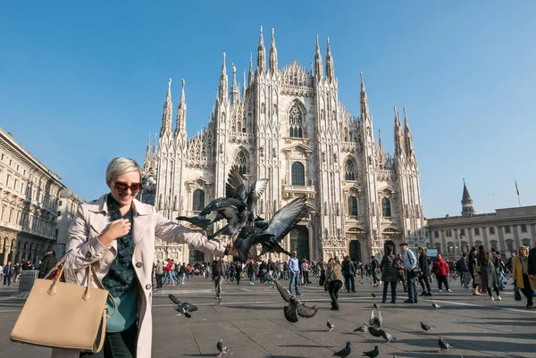 Vrouw en duiven voor Milano de kathedraal — Stockfoto