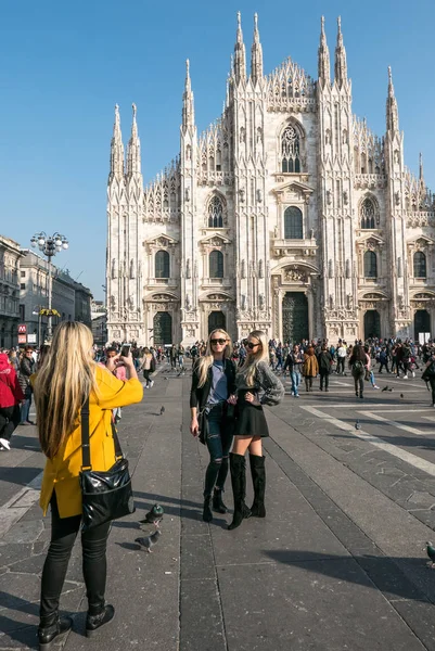 Twee mooie meisjes poseren — Stockfoto