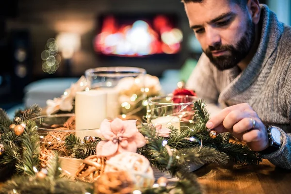 Brodaty mężczyzna dekoracja świątecznego stołu — Zdjęcie stockowe
