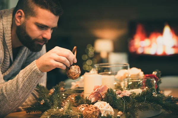 Brodaty mężczyzna dekoracja świątecznego stołu — Zdjęcie stockowe