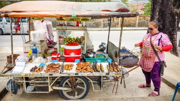 Mujer preparando comida callejera — Foto de Stock