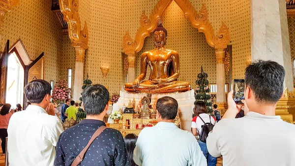 Азиатский турист фотографирует статую Золотого Будды — стоковое фото