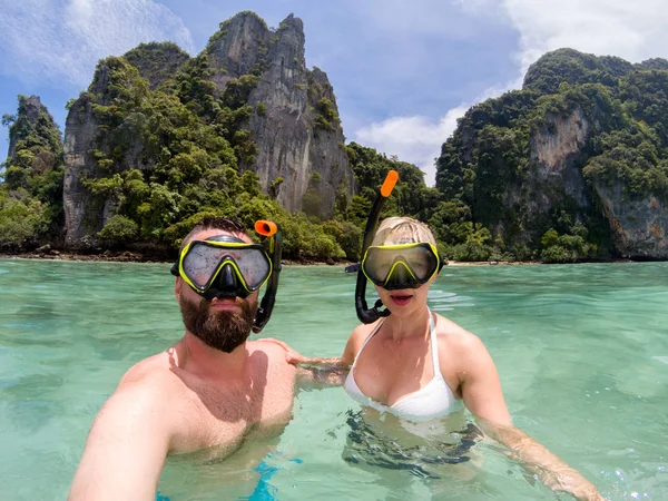 Caucásico pareja snorkling —  Fotos de Stock