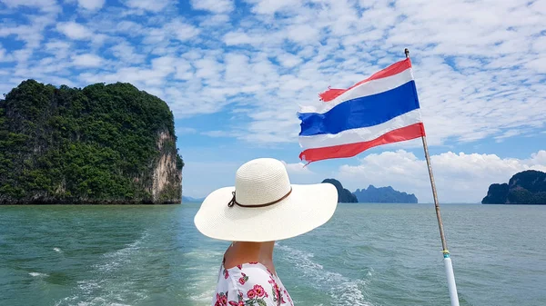 Donna in gita in barca a Phang Nga a Phuket — Foto Stock