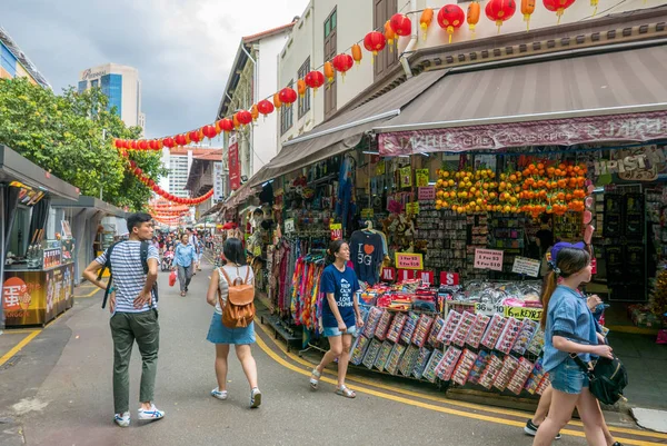 Menschen gehen durch einen Markt in Chinatown — Stockfoto