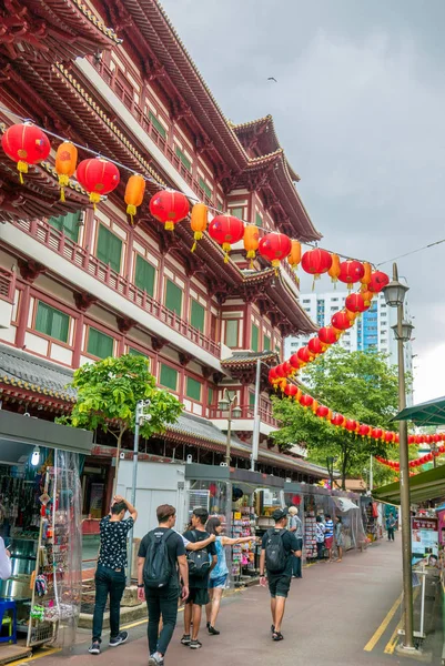 Gente caminando por un mercado de Chinatown — Foto de Stock