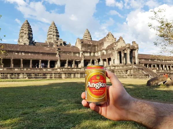 Beber cerveza Angkor frente a Angkor Wat — Foto de Stock