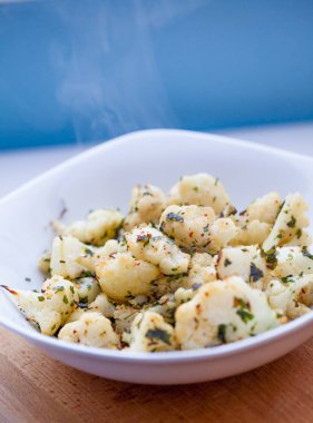 Otlar ile haşlanmış karnabahar