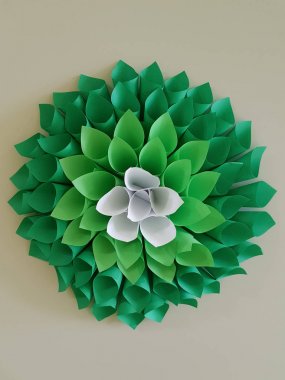 Kağıt çiçek yeşil zemin üzerine