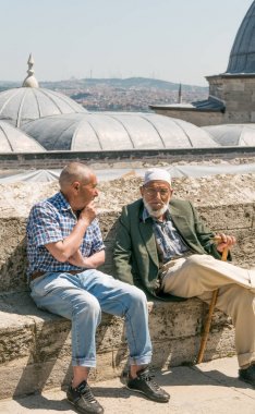 Istanbul, Türkiye - 28th Nisan 2018: Süleymaniye Camii Birbirinizle konuşmak karmaşık siting iki yaşlı adam