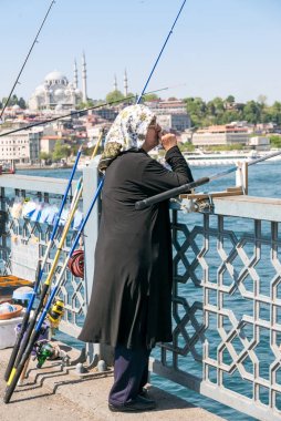 Istanbul, Türkiye - 28th Nisan 2018: Yerliler üzerinde brigde Haliç üzerinde Balık tutma