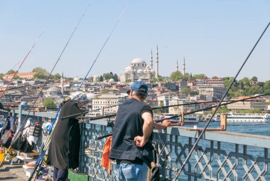 Istanbul, Türkiye - 28th Nisan 2018: Yerliler üzerinde brigde Haliç üzerinde Balık tutma