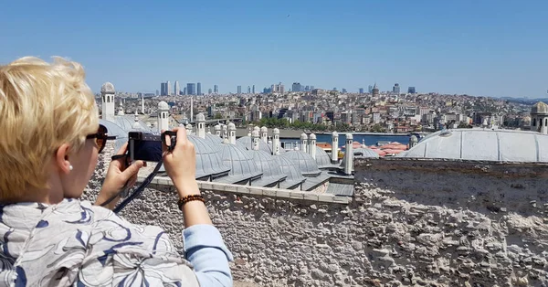 Turista Donna Che Scatta Una Foto Istanbul Sopra Corno Oro — Foto Stock