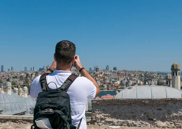 Мужской Турист Фотографирует Стамбул Над Золотым Рогом — стоковое фото