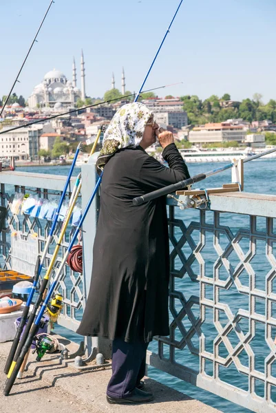 Estambul Turquía Abril 2018 Los Lugareños Pescan Brigada Sobre Cuerno — Foto de Stock