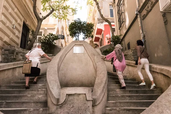 Istambul Turquia Abril 2018 Duas Mulheres Idosas Subindo Lentamente Escadas — Fotografia de Stock