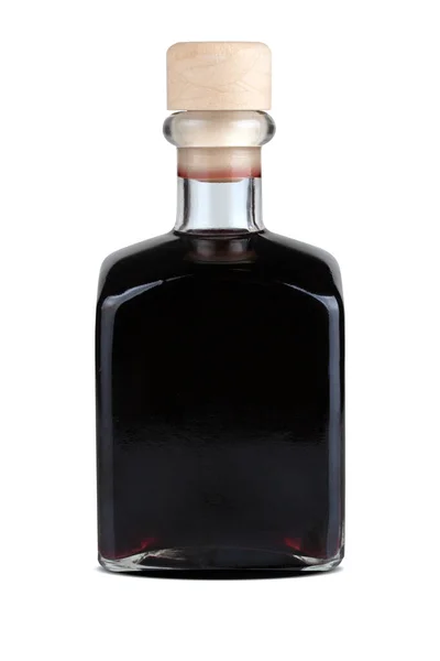 Liquore di ciliegie fatto in casa in bottiglia quadrata — Foto Stock