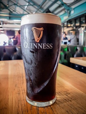 Dublin, İrlanda - 4 Ağustos 2019: 1 litre Guinness birası 