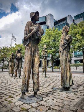 Dublin, İrlanda - 4 Ağustos 2019 Dublin 'deki Kıtlık Heykelleri