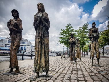 Dublin, İrlanda - 4 Ağustos 2019 Dublin 'deki Kıtlık Heykelleri