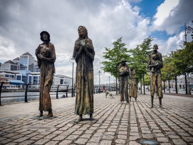 Dublin, İrlanda - 4 Ağustos 2019 Dublin 'deki Kıtlık Heykelleri